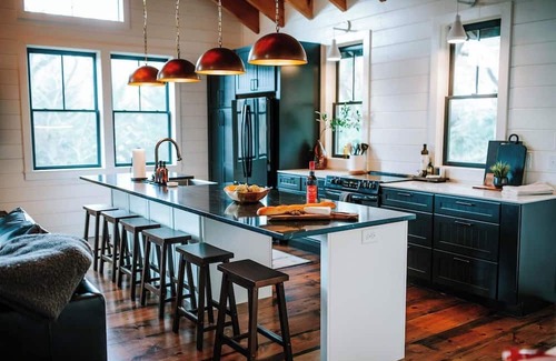 Clayton House | One of a Kind Stunning Lodge for 10 -Walk downtown+pool+hot tub+fire place