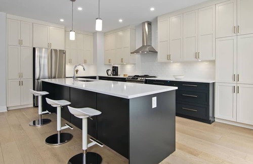 Ottawa Division Villa | Stylish Family Villa in Luxury Neighbourhood, Downtown - Airport - River.