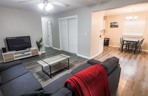 Indianapolis House | Cozy Stay Near Uni of Indy, 10 min to Downtown