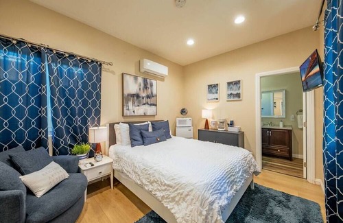 Santa Ana House | Private 1-Bedroom Suite - Disney 15 mins