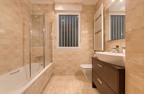 Castanos Apartment | Charm and Comfort Calle Epalza -Your Family Bilbao