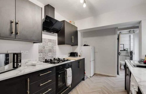 Liverpool House | FREE Parking- Sleeps 8, Victorian terrace home