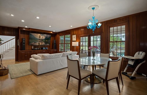 Leesburg House | Luxurious, Georgian-Style Estate, with Dramatic Heated Pool and Lanai