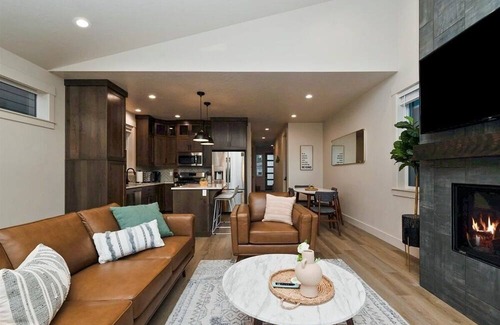 Southeast Boise House | New Modern Home Close to Downtown, Bronco Stadium & Greenbelt!