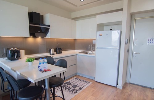 Beylikduzu Apartment | Modern Istanbul Retreat: Elegant 1+1 Apt