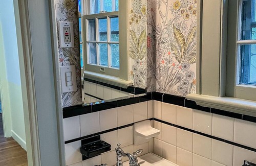 Portsmouth Apartment | Historic cottage with stove fireplace near hospital, casino, and party venue.