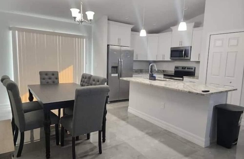 Harris Apartment | 3 Bedroom 747853 by Houzlet