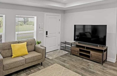Warm Mineral Springs Apartment | 3 Bedroom 724822 by Houzlet