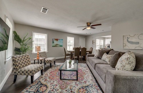 Oak Cliff House | Charming Home Perfect for Business /Leisure Travel