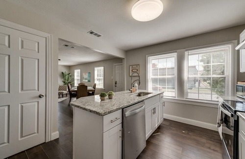 Oak Cliff House | Charming Home Perfect for Business /Leisure Travel