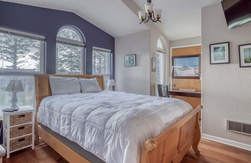 Downtown Cannon Beach House | Near the Beach with TVs, Foosball, Ping-Pong and Pool Tables!