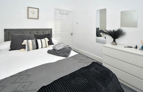 Stoke-on-Trent House | Sturgess House: Spacious and Stylish Escape in Stoke, Perfect for Long Stays!