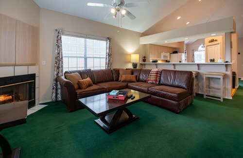 Branson Condo | 3 Bedrooms w/ Loft ~ Golf Course View ~ Sunroom ~ Near THE STRIP! (FW2-5)