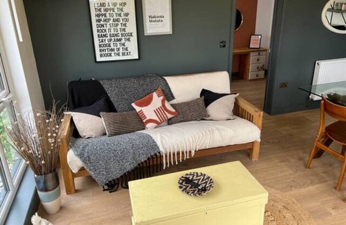Randwick Cabin | Cotswold's-2 Bedroom Cosy Lodge-Sleeps 6-Parking