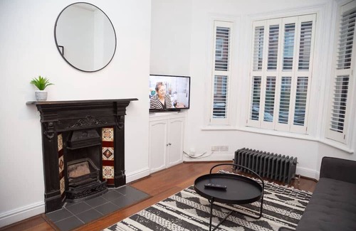 Trafford House | Byrom House - Lovely 2 bed mid terrace property ideally located.