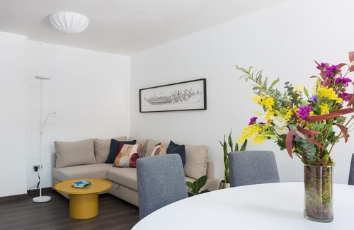 La Goleta Apartment | Central apartment with patio and parking