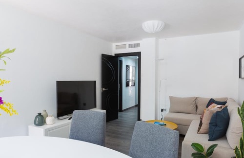 La Goleta Apartment | Central apartment with patio and parking