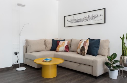 La Goleta Apartment | Central apartment with patio and parking
