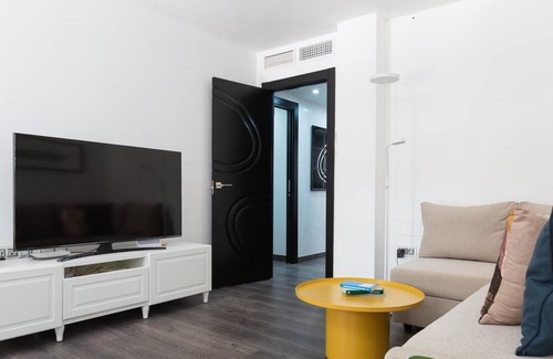 La Goleta Apartment | Central apartment with patio and parking