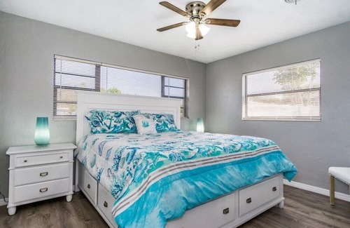 Venice Gardens House | Beach 2-bedroom home with RV- Boat Parking/Hook-up