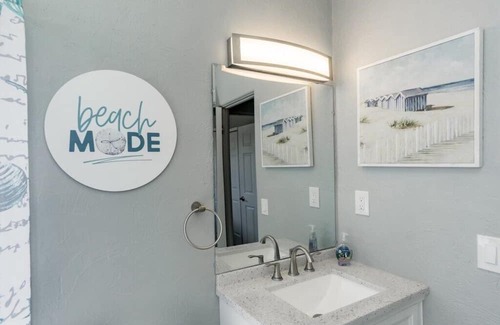 Venice Gardens House | Beach 2-bedroom home with RV- Boat Parking/Hook-up