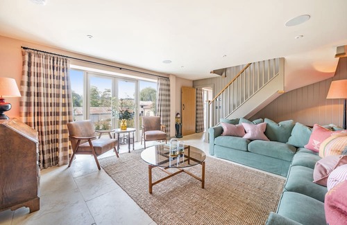 Dorchester House | Beehive - sleeps 6 guests in 3 bedrooms