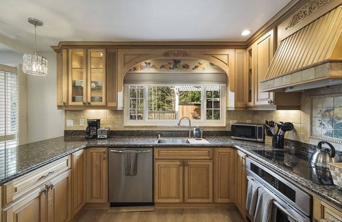 Park Pacifica House | Serene Oasis w/Hot Tub Pool Table, Arcade Games and Infrared Sauna 25 Min to SF!