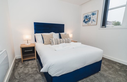 Wakefield Apartment | Thornhill House Modern City Center Apartment