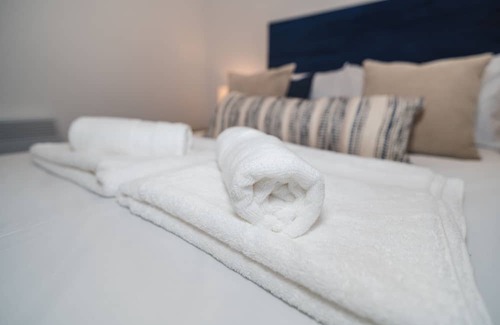 Wakefield Apartment | Thornhill House Modern City Center Apartment