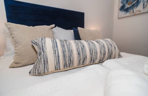 Wakefield Apartment | Thornhill House Modern City Center Apartment
