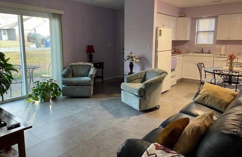 Lawrence House | Clean, Cute & Cozy, 2bd duplex: Iris's Place!