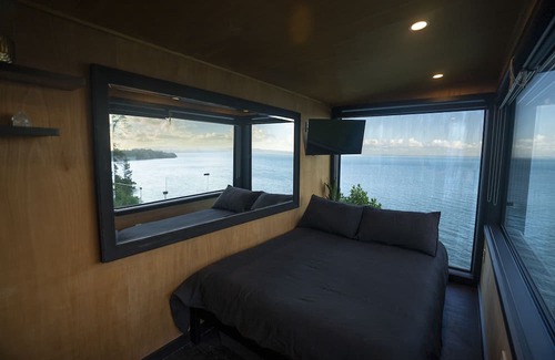 Laingholm Cabin | Clifftop Seaview Seduction