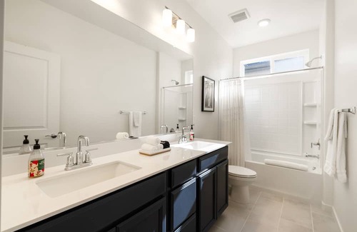 Willow Creek House | Modern 4BR Home Nr Airport / DT w/ Fire Pit