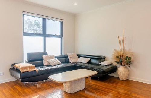 Blair Athol House | Contemporary Family Home 15 Mins from City and Beach