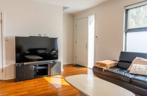 Blair Athol House | Contemporary Family Home 15 Mins from City and Beach