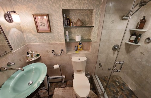 Alden Manor Bed & Breakfast | Hidden Gem in Elmont Close to JFK, UBS Arena