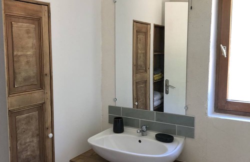 Chirols Apartment | Gîte la Châtaigne Perchée : Nature et Piscine à Débordement