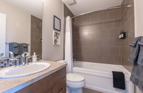 Victoria Park Condo | 5min->Saddledome:Free Parking:Balcony:Smart TV