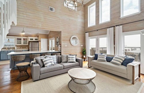 Freeport House | Secluded and roomy beachfront home with panoramic ocean views and huge deck