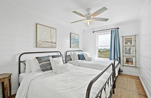 Freeport House | Secluded and roomy beachfront home with panoramic ocean views and huge deck