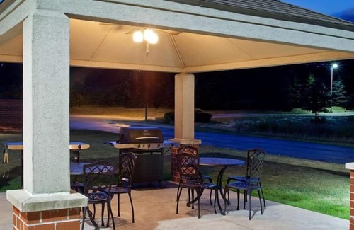 Warrenville House | Explore the Best of Naperville from Here! 2 Spacious Accommodations with Kitchen