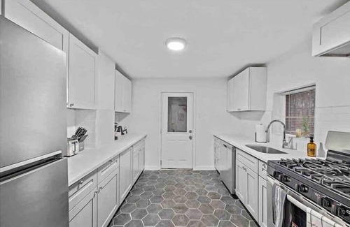 Shadyside Apartment | 3 Bedroom 718364 by Houzlet