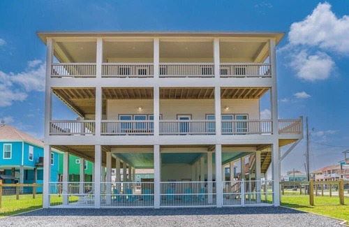 Crystal Beach House | The Grand Pearl ~Brand New~Private Pool & Spa~Beach Access🏖️🌞
