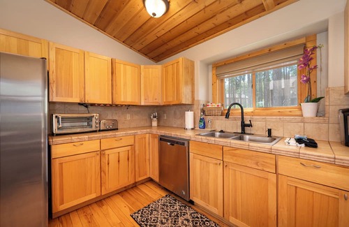 Fraser House | Beautiful Rustic Home, 4 BDR + Bonus!
