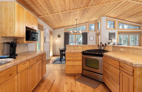 Fraser House | Beautiful Rustic Home, 4 BDR + Bonus!