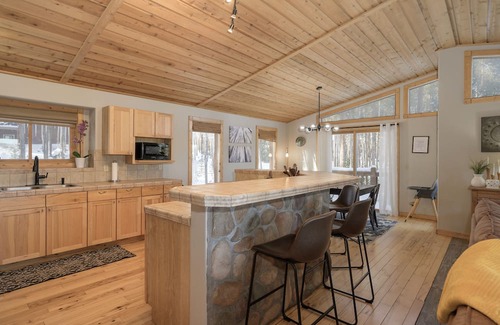 Fraser House | Beautiful Rustic Home, 4 BDR + Bonus!