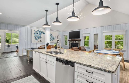 Saluda House | Tree Blew Inn: free daily activities, cozy rooms.