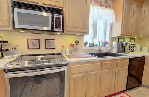 Preston House | Perfect home for adventure! 2mi to Foxwoods, 15 min to Mystic, tour CT WineTrail