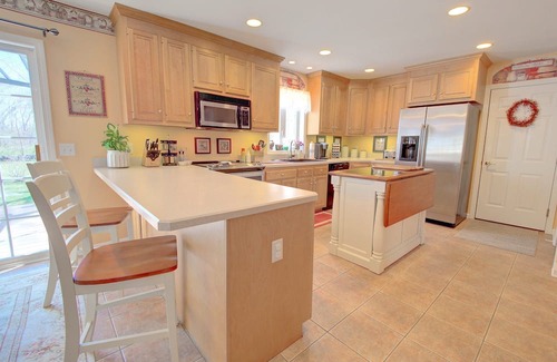 Preston House | Perfect home for adventure! 2mi to Foxwoods, 15 min to Mystic, tour CT WineTrail