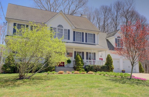 Preston House | Perfect home for adventure! 2mi to Foxwoods, 15 min to Mystic, tour CT WineTrail